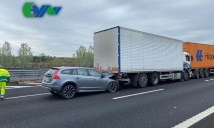 La frenata improvvisa e poi lo schianto: tre camion accartocciati e un'auto "infilata" sotto le lamiere