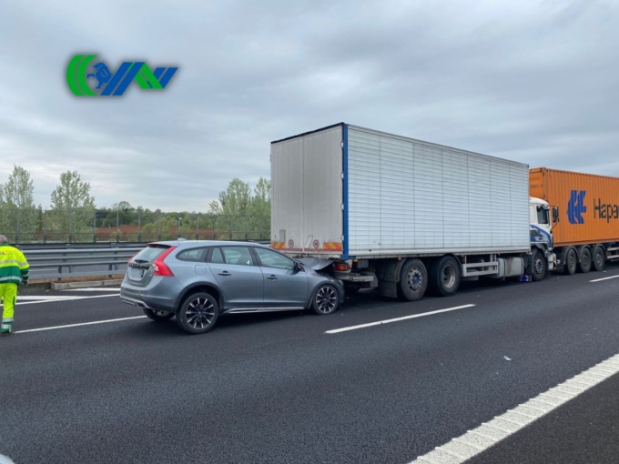 La frenata improvvisa e poi lo schianto: tre camion accartocciati e un’auto “infilata” sotto le lamiere