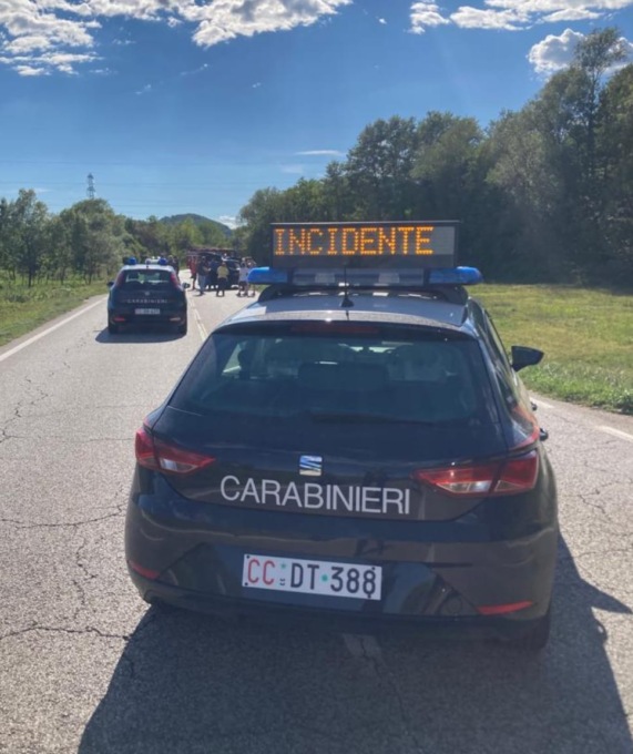 Schianto tra moto e furgone dopo la curva, il centauro 25enne finisce nel fosso: è gravissimo