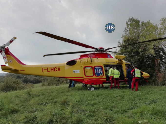 La vela del parapendio si chiude dopo l’avvitamento e il pilota precipita tra gli ulivi