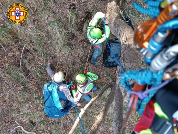 Olandese in parapendio precipita sul Grappa: trovata appesa su un albero a 10 metri da terra