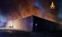 Devastante incendio a Giavera del Montello, alta colonna di fumo nero: distrutta la ditta "Debby Line"
