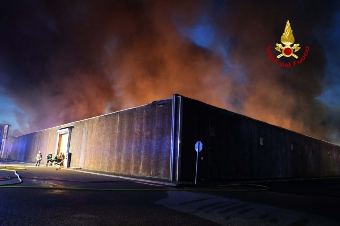 Devastante incendio a Giavera del Montello, alta colonna di fumo nero: distrutta la ditta “Debby Line”