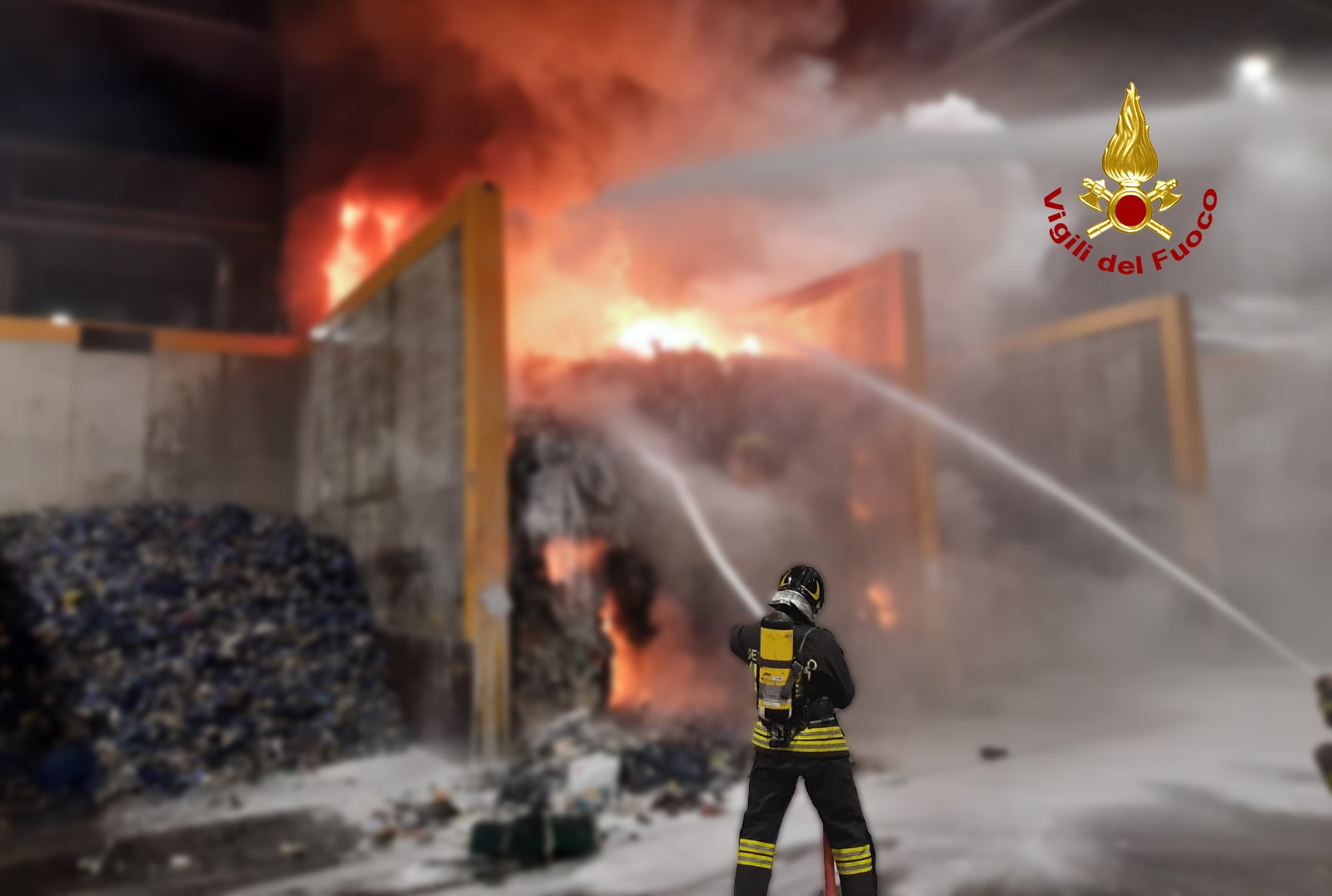 Pasqua di fuoco a Motta di Livenza, vasto incendio in un deposito rifiuti