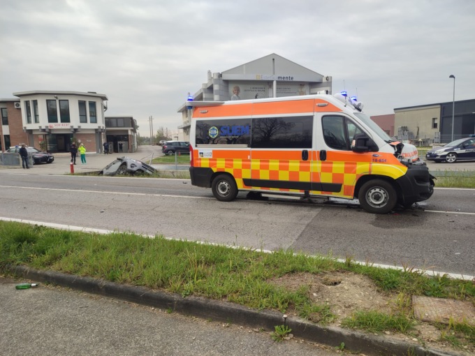 L’ambulanza esce per un intervento di soccorso ma tampona un’altra auto: quattro feriti