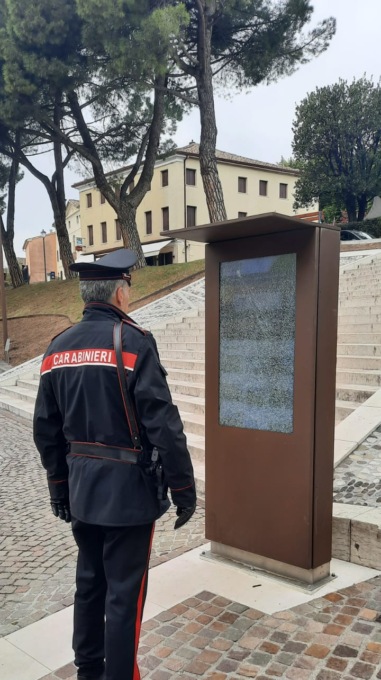 Museo Canova Possagno, tira un sasso contro il pannello informativo e manda il vetro in frantumi: nei guai un 17enne