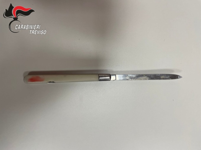 “Dammi il giubbotto”: 14enne rapinato sul bus da un 20enne armato