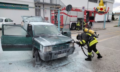 La compagna di tanti viaggi lo ha abbandonato, la vecchia Panda è andata in fumo