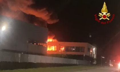 Ponzano Veneto, le foto dell'incendio che ha distrutto il capannone di un'azienda di prodotti chimici