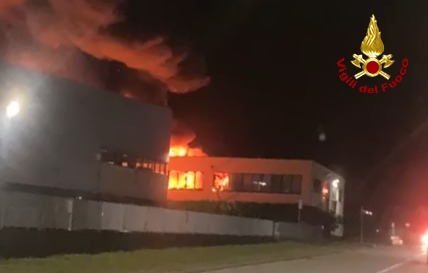 Ponzano Veneto, le foto dell’incendio che ha distrutto il capannone di un’azienda di prodotti chimici