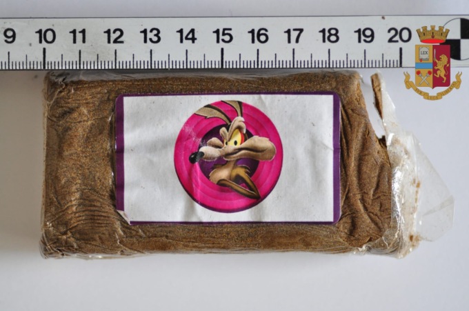 Il panetto di hashish di Willy il Coyote sequestrato sotto una rastrelliera a Conegliano