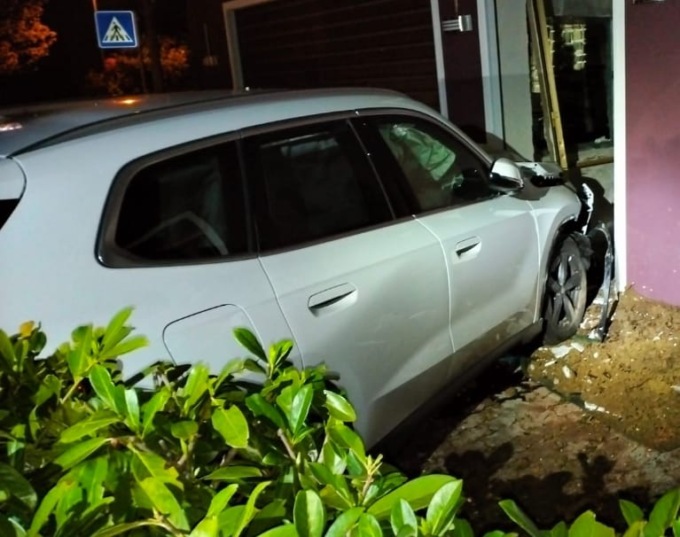 Botto nella notte a San Vendemiano, perde il contro dell’auto e distrugge il muretto di un negozio