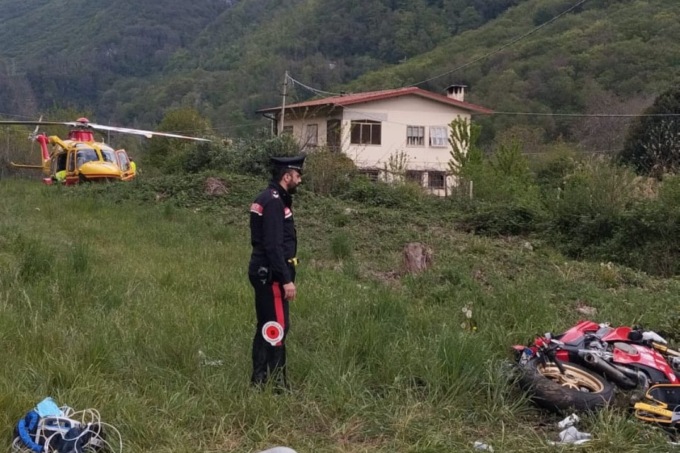 Fuori strada con la moto lungo l’Alemagna, tremendo schianto: due feriti, 55enne gravissimo