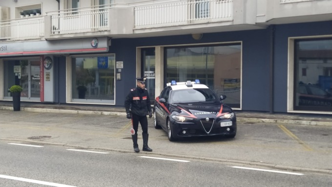 Investito in piena notte da un’auto mentre cammina sul ciglio della strada: caccia al “pirata”