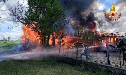 La struttura di lamiera prende fuoco: bruciati 300 quintali di legna a Gorgo al Monticano