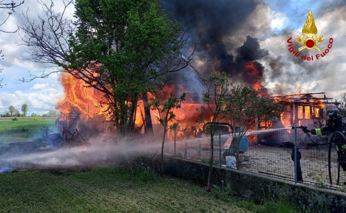 La struttura di lamiera prende fuoco: bruciati 300 quintali di legna a Gorgo al Monticano