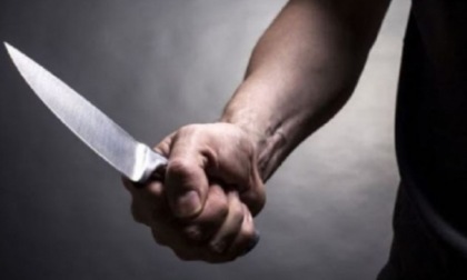 Psicologa ferita con il coltello da un ragazzo durante il laboratorio di cucina: momenti di paura al centro disabili