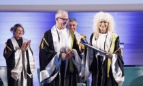 Donatella Rettore, video e foto del diploma honoris causa allo Iulm: l'ironia vincente dell'artista castellana