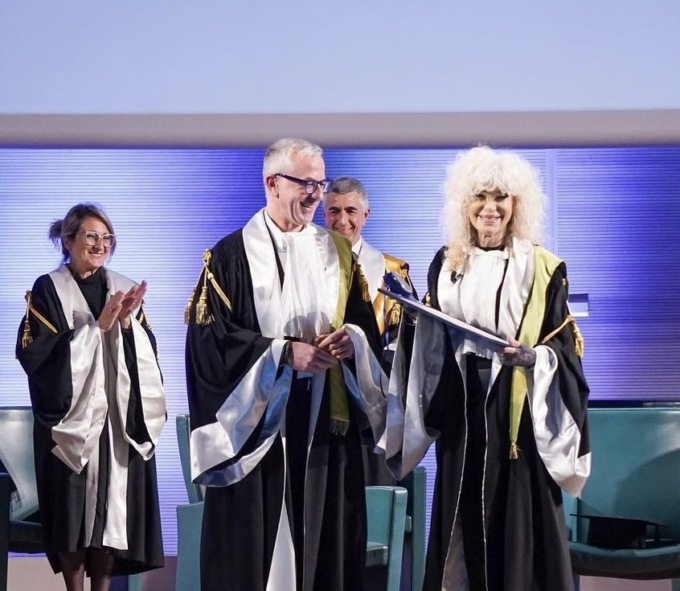Donatella Rettore, video e foto del diploma honoris causa allo Iulm: l’ironia vincente dell’artista castellana