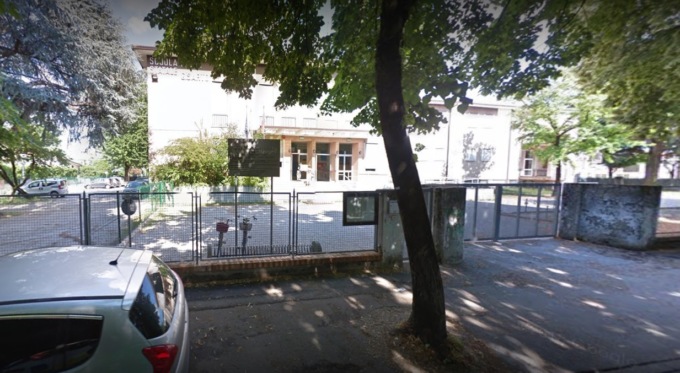 Tunisino entra nel cortile delle medie e ruba la bici di un alunno sotto gli occhi della mamma