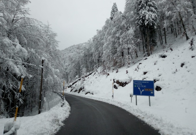 Nevicata di metà aprile, i mezzi della Provincia al lavoro tutta la notte su Grappa, Cansiglio e Pian de le Femene