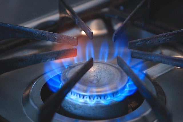 Avvolto dalle fiamme mentre scalda il latte, tragica fine per un 85enne: ha cercato di salvarsi correndo sotto la doccia