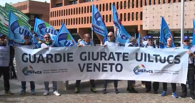 200 guardie giurate in piazza per chiedere l’aumento dello stipendio