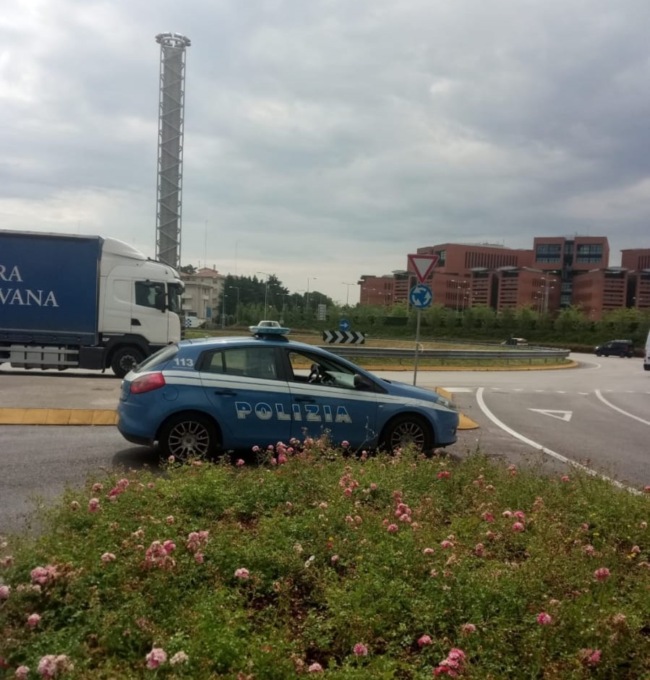 Sorpreso a nascondere droga nel parco, lancia la bicicletta contro gli agenti: espulso dal Veneto