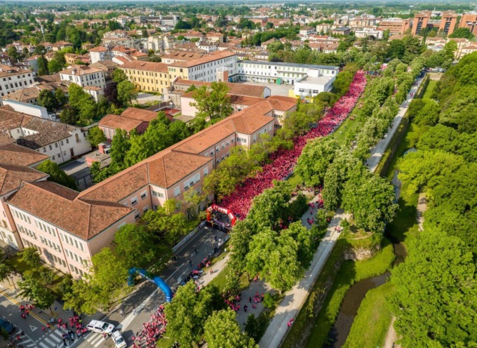 Tripudio rosa a Treviso, oltre 10mila donne in corsa per dire: “Io ci sono”