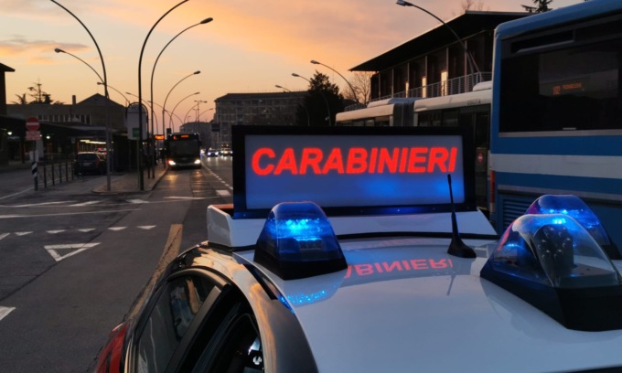 Gli spari nella boscaglia, la fuga in auto e poi il ritrovamento di decine di colpi a terra