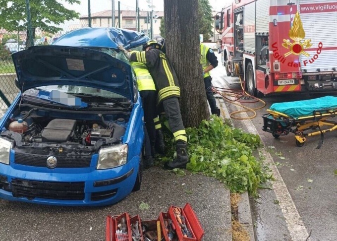 Perde il controllo dell’auto e si schianta contro un albero: ferita una ragazza a San Vendemiano