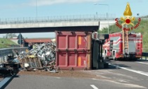 Superstrada Pedemontana, il camion pieno di ferro sbanda e si rovescia: grave l'autista