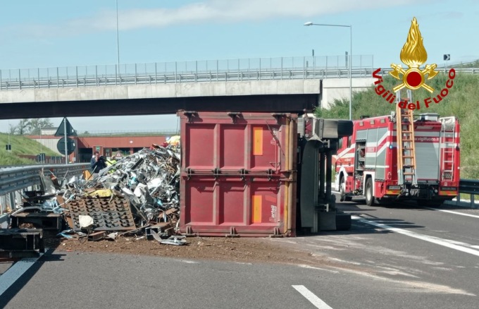 Superstrada Pedemontana, il camion pieno di ferro sbanda e si rovescia: grave l’autista