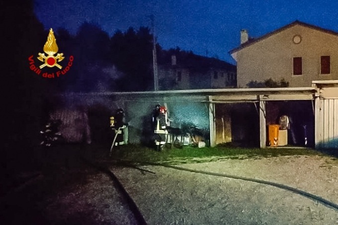 Treviso, quattro garage vanno a fuoco: un’auto finisce incenerita