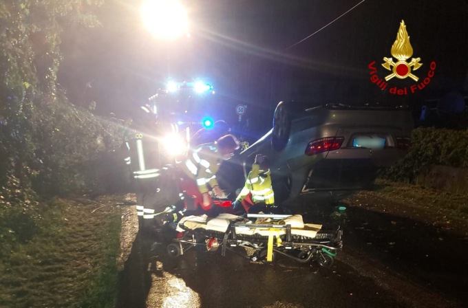 L’auto sbanda, finisce fuoristrada e si ribalta: il conducente resta intrappolato tra le lamiere