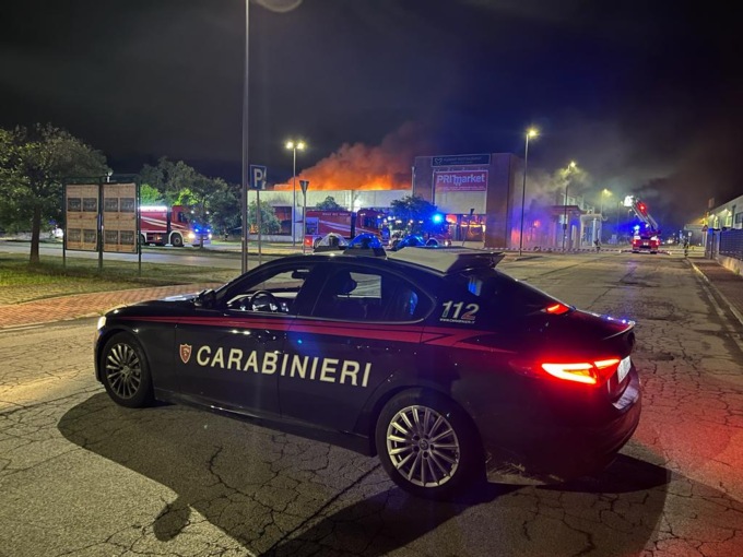 Vasto incendio al Primarket di Preganziol. Le immagini