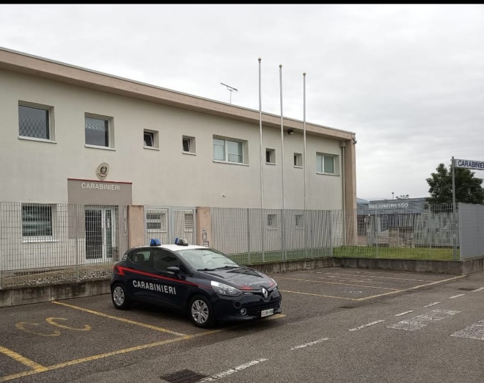 Ladri entrano in casa di un anziano e lo colpiscono violentemente alla testa