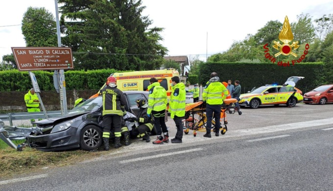 Schianto tra auto sullo Postumia: tre feriti