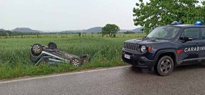 Incidente a Pieve del Grappa, auto si ribalta nel campo: tre feriti