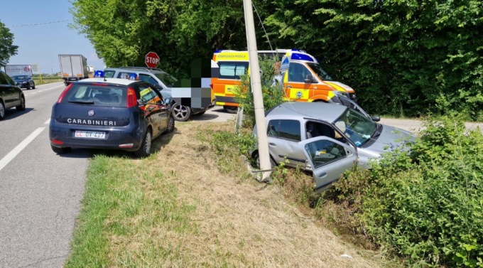 Treviso Mare, perde il controllo dell’auto e si schianta contro un palo: ferito un 86enne