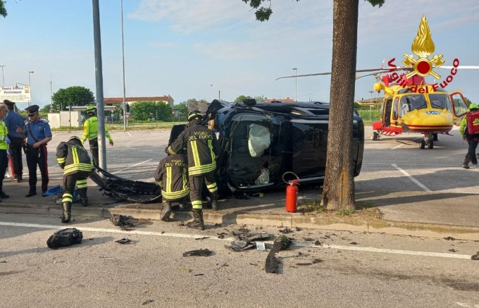 Ponte di Piave, le foto del tremendo frontale davanti al cimitero: un ferito grave