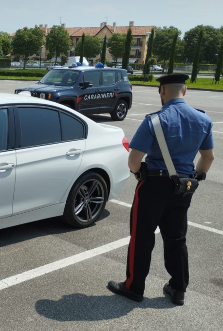 Pneumatici tagliati alle auto a Orsago: individuato e denunciato un 23enne