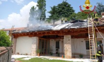 Asolo, tetto ventilato e impianto fotovoltaico di un'abitazione in fiamme: l'intervento dei Vigili del fuoco