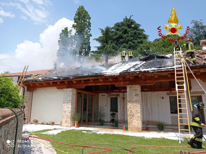 Asolo, tetto ventilato e impianto fotovoltaico di un’abitazione in fiamme: l’intervento dei Vigili del fuoco