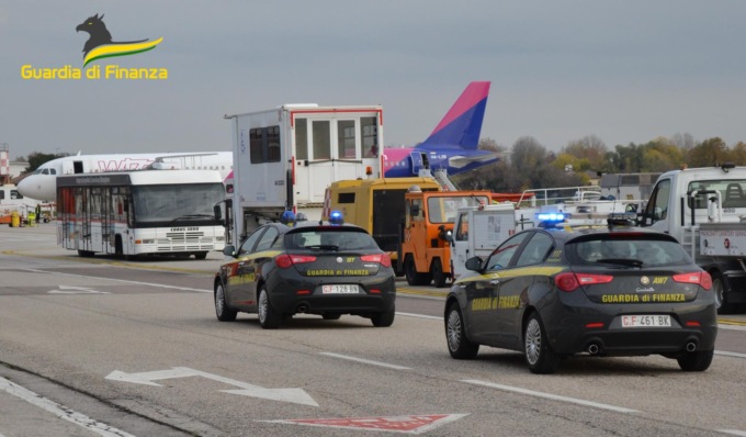 Centinaia di clandestini arrivati in Italia con documenti falsi su voli di linea da Malta: arrestato un altro dei trafficanti