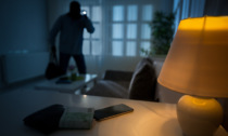 Nottata di terrore per due coniugi 70enni che si sono ritrovati i ladri in casa: minacciati e derubati