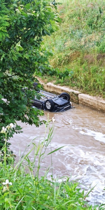 Esce di strada col Suv e precipita nel Muson: 34enne si salva aggrappandosi al ramo di un albero