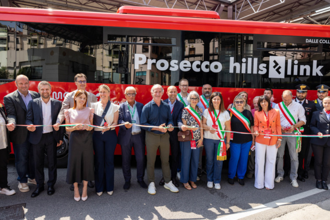 In autobus sulle Colline del Prosecco Unesco: video e foto dell’inaugurazione del nuovo servizio con Zaia