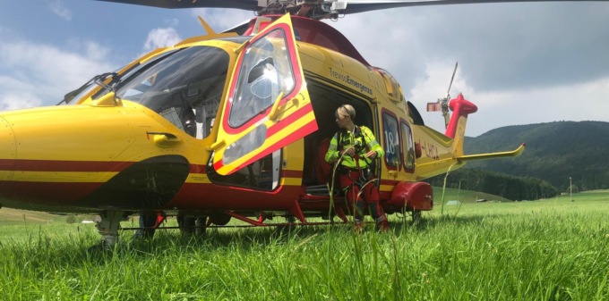 Resta sotto la motocarriola mentre fa dei lavori in una casera: 86enne di Tarzo ferito