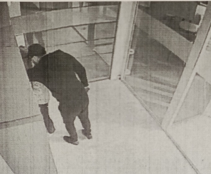 21enne “armato” di mascherina chirurgica seguiva gli anziani al bancomat e poi li derubava